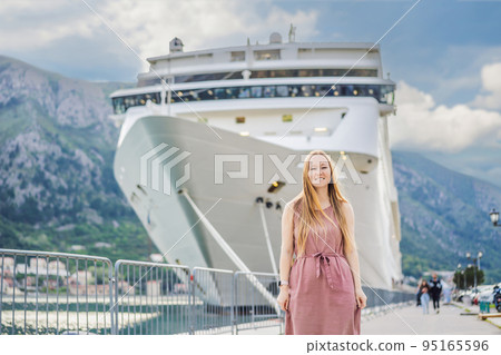 Young woman ready to travel on cruise ship 95165596