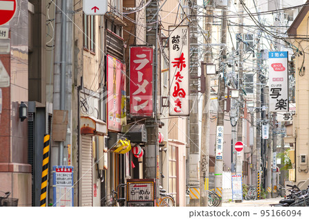 有酒吧的街道 95166094