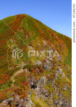 通往一倉山的山脊線,秋天的谷川山脈(從谷川山附近) 通往一倉山的山脊線,秋天的谷川山脈(從谷川山附近) 95166281