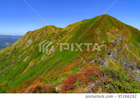 通往一倉山的山脊線,秋天的谷川山脈(從谷川山附近) 通往一倉山的山脊線,秋天的谷川山脈(從谷川山附近) 95166282
