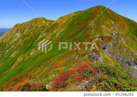 通往一倉山的山脊線,秋天的谷川山脈(從谷川山附近) 通往一倉山的山脊線,秋天的谷川山脈(從谷川山附近) 95166283