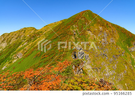 通往一倉山的山脊線,秋天的谷川山脈(從谷川山附近) 通往一倉山的山脊線,秋天的谷川山脈(從谷川山附近) 95166285