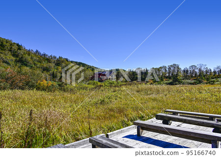 Tsugaike Nature Park where autumn colors have begun 95166740