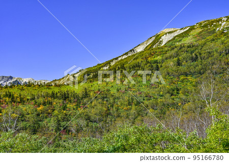 Tsugaike Nature Park where autumn colors have begun 95166780
