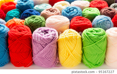 Various balls of yarn, lots of 100% acrylic yarn 95167227