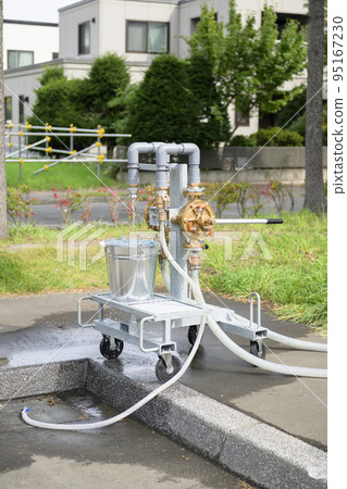 Training using an emergency water tank 95167230