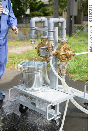 Training using an emergency water tank 95167231