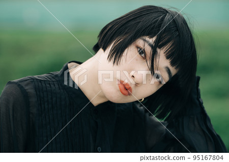 黑髮短髮女人肖像自然美 95167804