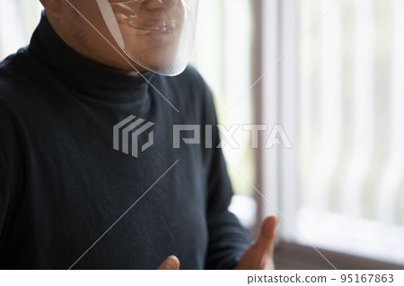 中年男子戴面罩說話 中年男子戴面罩說話 95167863