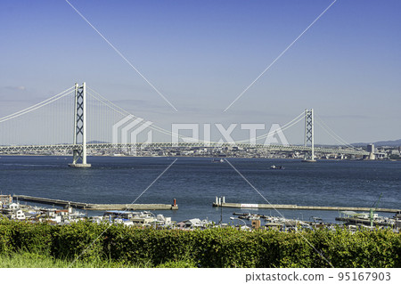 兵庫縣淡路市明石海峽大橋和明石街景 95167903