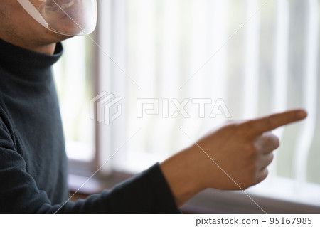 中年男子戴面罩說話 95167985
