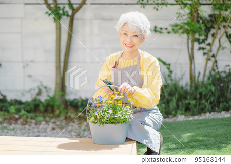 Senior women who do gardening 95168144