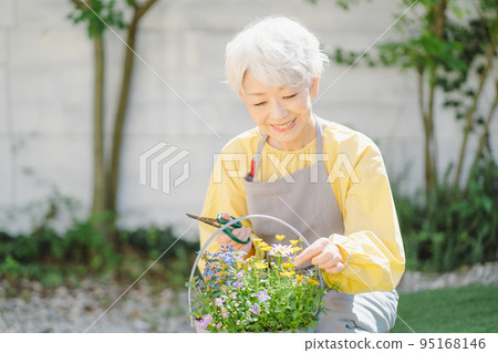 Senior women who do gardening 95168146