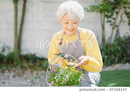 Senior women who do gardening Senior women who do gardening 95168147