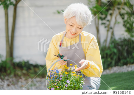 Senior women who do gardening 95168148