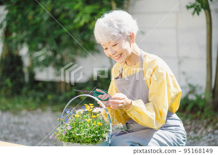 Senior women who do gardening 95168149