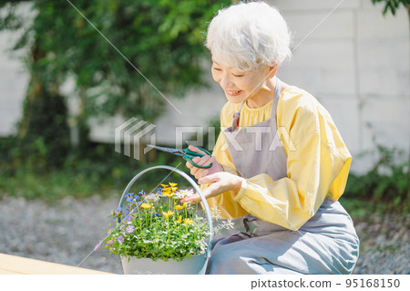 Senior women who do gardening 95168150