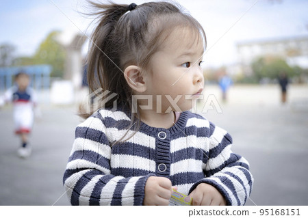 來校園看哥哥足球的女孩 95168151