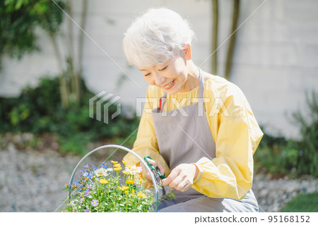 做園藝的高級女性 95168152