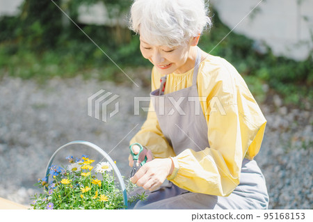 做園藝的高級女性 95168153