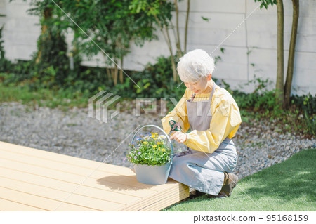 Senior women who do gardening 95168159