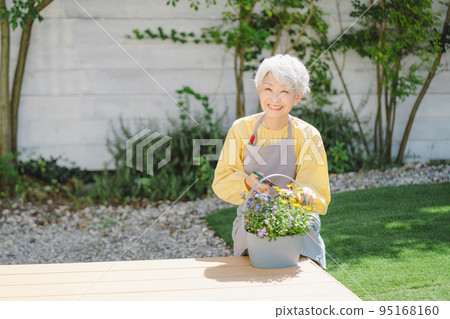 Senior women who do gardening 95168160