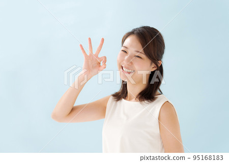 Portrait of a woman in her 30s 95168183