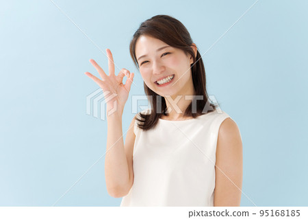 Portrait of a woman in her 30s 95168185