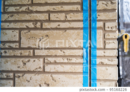 Caulking curing work for outer wall joints Caulking curing work for outer wall joints 95168226