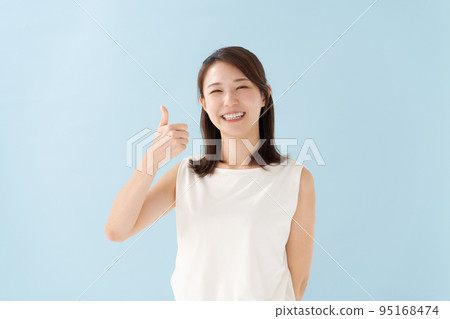 Portrait of women in their twenties Portrait of women in their twenties 95168474