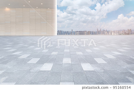 空的磚地廣場層與全景城市天際線和建築 空的磚地廣場層與全景城市天際線和建築 95168554