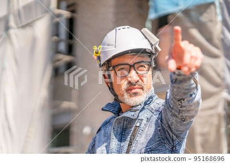 Site supervisor, construction supervisor, chief engineer, supervisor, denim, white hair, beard, pointing 95168696