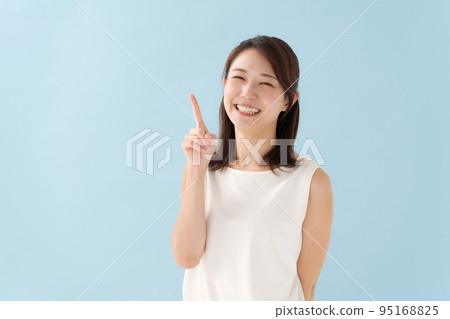 Portrait of a woman in her 30s 95168825