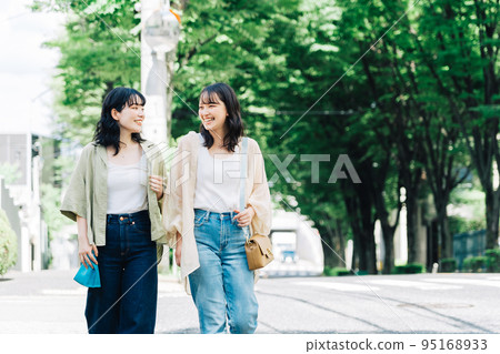 並肩走的女性朋友 95168933