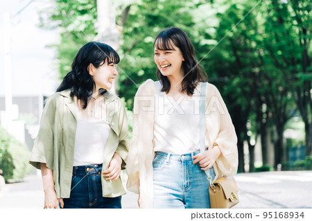 並肩走的女性朋友 95168934