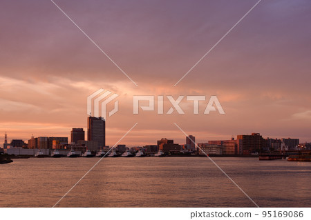 千葉港黃昏和城市景觀 千葉港黃昏和城市景觀 95169086
