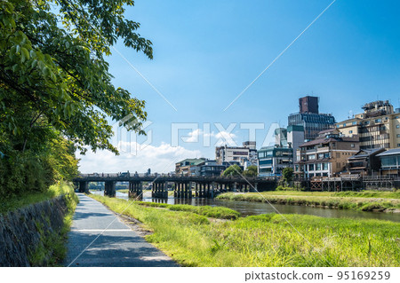 Scenery from the upstream side of the Sanjo Ohashi Bridge on the Kamogawa River in Kyoto 95169259