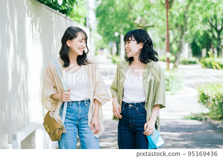 女性朋友一邊聊天一邊走路 95169436