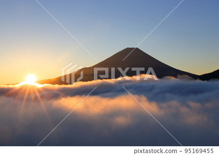 日本的黎明雲海和本栖湖的日出 95169455