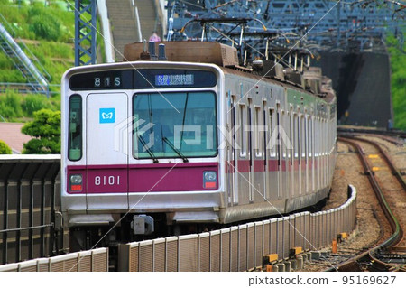 [Tokyo Metro] Series 8000 at Mizonokuchi Station on the Tokyu Den-en-toshi Line 95169627
