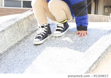 Child trying to get off the slide (4-year-old child / boy) 95169657
