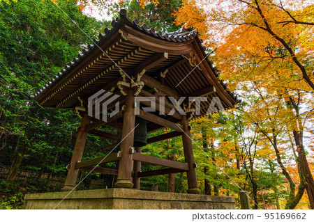 京都東山的秋天，今熊野觀音寺的鐘樓 95169662