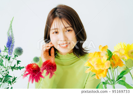 鮮花和年輕女性的髮型和美容圖像 95169733