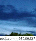 藍色傍晚的藍色雲彩 95169827