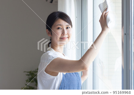 一個女人擦窗戶 95169968