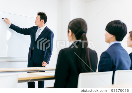 Male lecturer giving cram school, lecture, seminar 95170056