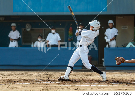 高中棒球運動員在棒球比賽中擊球 95170166