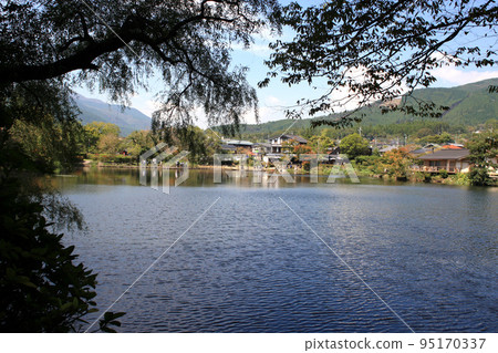 由布院的人氣觀光地“金臨湖”周邊的風景 由布院的人氣觀光地“金臨湖”周邊的風景 95170337
