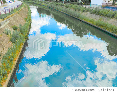 cloud sky reflected on the water surface 95171724