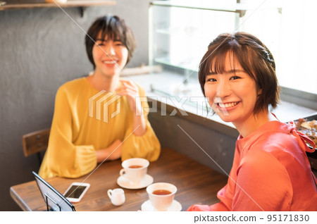 兩個女人在咖啡館喝茶 兩個女人在咖啡館喝茶 95171830